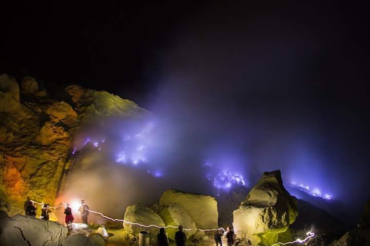 Why does Kawah Ijen have blue lava or Blue fire