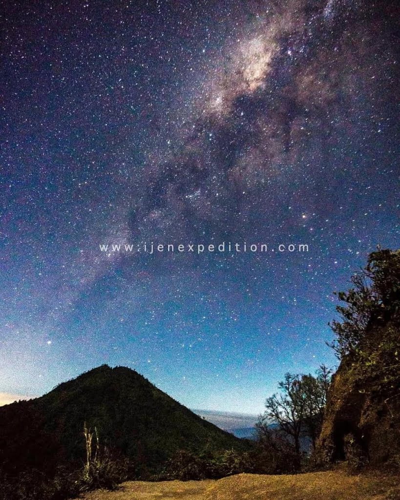 Kawah ijen dengan 6 keunikan yang paling popular di dunia