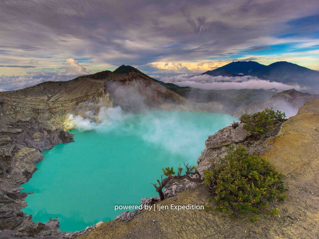 Kawah Ijen, yang terletak di Gunung Ijen, adalah salah satu tempat wisata alam yang menakjubkan di Indonesia. Dikelilingi oleh lanskap pegunungan yang indah
